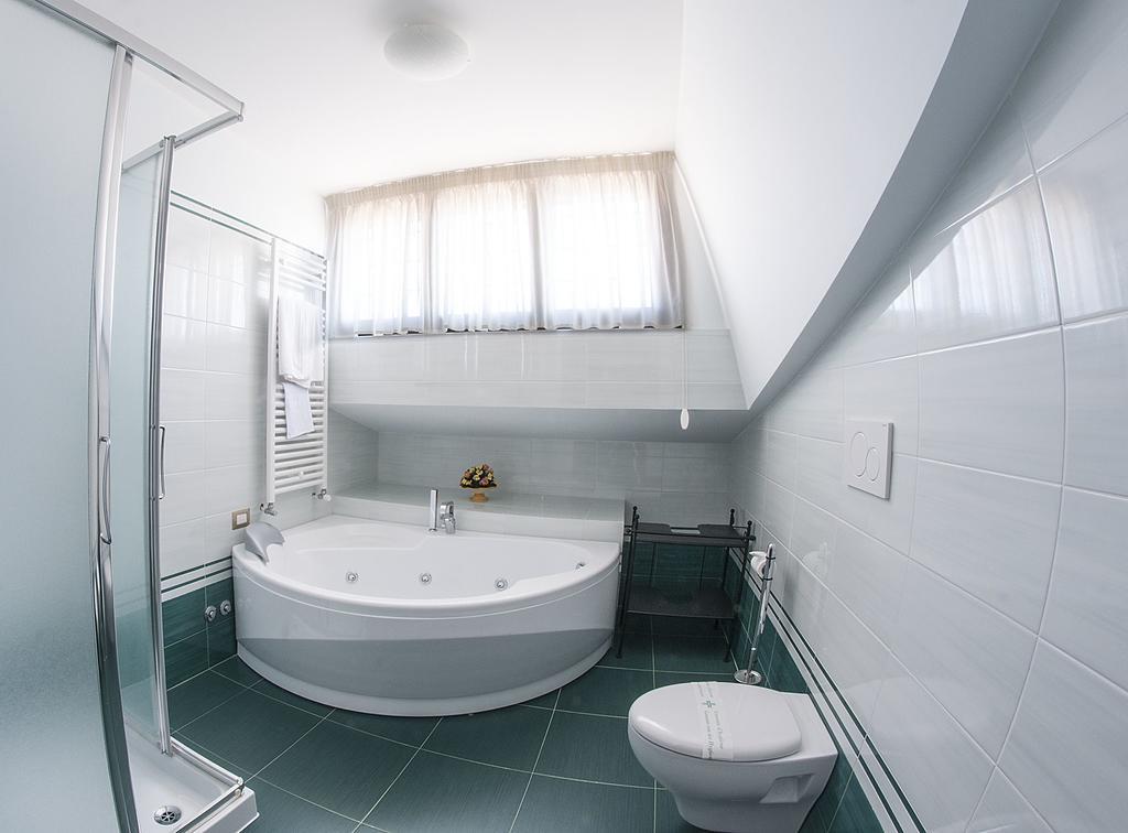 ホテルドムス トライアーニ フィウミチーノ 部屋 写真